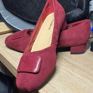 BNWT Trotters Delse Burgundy Suede Pumps 7WW - double wide